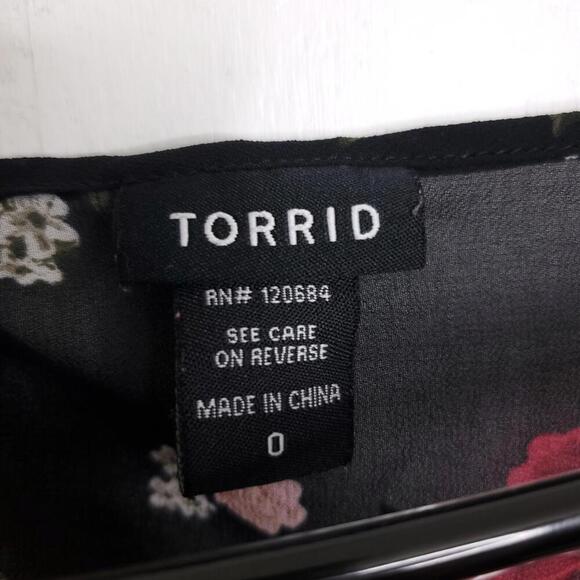 Torrid Top Womens 0X Shark bite Hem Lightweight Whimsigoth Florals Scoop Neck - Picture 5 of 9